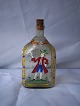 Lille antik 
bemalet flaske, 
med et tysk 
digt på 
bagsiden. 
Forsiden viser 
en herre med et 
glas i ...