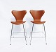 A pair of Seven bar stools, model 3187, with walnut elegance leather by Arne 
Jacobsen and Fritz Hansen.
5000m2 showroom.