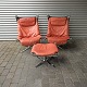 Et sæt 
højrygget 
lænestole med 
skammel i 
forkromet stål 
og rødt læder 
model Falcon.
Design af ...