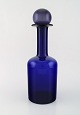 Otto Brauer for 
Holmegaard. 
Stor 
vase/flaske i 
blåt kunstglas 
med lilla 
kugle. 
1960'erne. ...