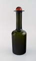 Otto Brauer for 
Holmegaard. 
Stor 
vase/flaske i 
grønt kunstglas 
med rød kugle. 
1960'erne. ...