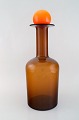 Otto Brauer for 
Holmegaard. 
Stor 
vase/flaske i 
brunt kunstglas 
med orange 
kugle. 
1960'erne. ...