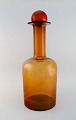 Otto Brauer for 
Holmegaard. 
Kolossal 
vase/flaske i 
brunt kunstglas 
med rød kugle. 
1960'erne. ...