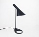Sort bordlampe 
designet af 
Arne Jacobsen i 
1957 og 
fremstillet af 
Louis Poulsen. 
Lampen er en 
...