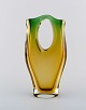 Murano vase i 
mundblæst 
kunstglas. 
Italiensk 
design, 
1960'erne.
Måler: 22 x12 
cm.
I perfekt 
stand.