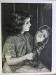 H. Gedan (19 
årh):
Pige der 
spejler sig.
Træsnit på 
papir.
Sign.: H. 
Gedan x.I.
Indrammet ...