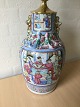 Gammel kinesisk 
vase omlavet 
til bordlampe.
Porcelæn med 
polykrom 
dekoration i 
form af 
personer ...