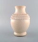 Pol Chambost 
(1906-1983), 
Frankrig. Vase 
i glaseret 
keramik. Smuk 
krakkeleret 
glasur i ...