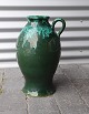 Grøn glaseret 
keramik 
gulvvase. Vasen 
er lysere 
foroven og med 
påsat hank
Højde 40cm. 
...