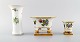 Tre Herend 
vaser i 
håndmalet 
porcelæn med 
blomster og 
gulddekoration. 
Midt 
1900-tallet.
Største ...