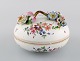 Antik og 
sjælden Meissen 
bonboniere i 
håndmalet 
porcelæn med 
pousserede 
blomster. ...