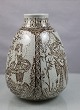 Bjørn Wiinblad, 
kantet vase nr. 
3173/244. vasen 
er udført med 
brun streg og 4 
forskellige ...