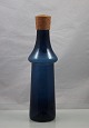Blå flaske med teaktræsprop. Højde 28,5 cm.Diameter 7,5 cm.Flaske, glas, farve, træ