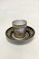 Sevres 
Porcelæns kop 
og underkop, 
1844. Den 
mørkeblå og 
guldbemalede 
kop har i 
cartouche et 
...