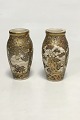 Et par japanske 
Satsuma vaser, 
Meiji periode. 
Dekoreret med 
tsuba, 
krysantemum, 
blomster etc. 
...