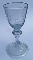Barok glas til 
vin fra 18. 
århundrede på 
høj fod. 
Hessisk type. 
På kummen 
graveret ...