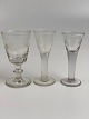 3 stk. gamle 
vinløvglas:
1 stk. 
hedvinsglas / 
portvinsglas 
med 
Wellington-
lignende form 
og ...