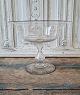 Smuk stor 1800 
tals svensk 
glasopsats 
dekoreret med 
drueklaser i 
hvid 
emaljebemaling.
Højde 20 ...