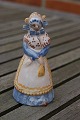 Hjorth figur fra L. Hjorth keramik, Bornholm. Flot figur af kvinde i egnsdragt. Mærke: L. ...