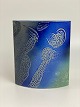 Vase af 
keramiker Tue 
Poulsen fra 
2012, signeret 
"Tue 2012". 
Motiver af 
abstrakte 
figurer, blå 
...