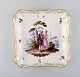 Antikt Meissen fad / skål i håndmalet porcelæn. Romantisk sceneri med nobelt 
par, sommerfugle og blomster. 1800-tallet. 
