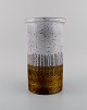 Mari Simmulson 
(1911-2000) for 
Upsala-Ekeby. 
Cylindrisk vase 
i glaseret 
keramik. Midt 
...