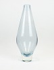 Glas vase i 
isblå farve af 
Holmegaard.
34 cm.