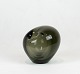 Mørkegrøn glas 
vase, model 
Globus, af Per 
Lütken for 
Holmegaard.
11 cm.