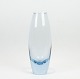 Glas vase i 
isblå farve af 
Per Lütken for 
Holmegaard.
22,5 x 5 cm.