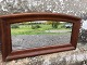 Lille spejl i 
mahognifiner 
52x28 cm. Ramme 
i fin stand, 
spejlglas med 
enkelte sorte 
prikker.