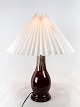 Bordlampe i 
mørkerød glasur 
fra Michael 
Andersens 
keramik fabrik 
på Bornholm. 
Skærmen er ...