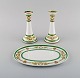 Limoges, 
Frankrig. To 
lysestager og 
et fad i 
håndmalet 
porcelæn med 
grøn kant og 
gulddekoration. 
...