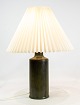 Keramik 
bordlampe i 
mørkegrøn farve 
af Eva Stær 
Nielsen for 
Saxbo. Skærmen 
er hånd foldet 
og ...