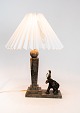Bordlampe 
udført i marmor 
med dekorativ 
elefant. 
Skærmen er 
håndfoldet og 
håndmalet af 
papir. H: ...