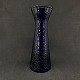 Højde 22,5 cm.
Kobolt blåt 
hyacintglas fra 
Fyens Glasværk.
Modellen 
optræder første 
gang i ...