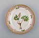 Royal Copenhagen Flora Danica sidetallerken i håndmalet porcelæn med blomster og 
gulddekoration. Modelnummer 20/3552.  

