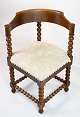 Armstol i 
poleret egetræ 
og polstret med 
lyst stof, i 
flot antik 
stand fra 
1890erne.
H - 78.5 ...