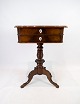 Piedestalbord 
af håndpoleret 
mahogni 
dekoreret med 
perlemor fra år 
1860. Bordet er 
i flot brugt 
...