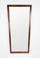 Spejl med smal 
ramme i 
palisander af 
dansk design 
fra 1960erne. 
Spejlet er i 
flot brugt ...