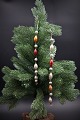 Gammelt 
julepynt til 
juletræet , små 
farvet 
glaskugler på 
snor.
Nr. 218. - 
Længde 30cm. - 
PRIS ...