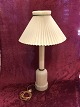 Opaline Heiberg 
lampe.
Højde: 57,8 
cm. med 
fatnint.
Højde: med 
skæmholder: 
72,5 cm.
kontakt ...