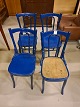 4 Blå malede 
stole, de er 
lidt led løse.
Højde 85cm 
sædehøjde 47cm 
fra ca. 
1930erne