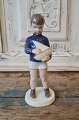 B&G Figur - 
Dreng med 
sejlskib 
No. 2380, 1. 
sort.
Højde 18 cm.
Design: Claire 
Weiss
Lager: 2