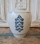 B&G vase med 
blå dekoration 
No. 10014/657, 
1. sortering
Højde 16 cm.