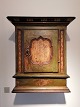 Barok hængeskab dateret 1765original dekoreret Højde 70cm Bredde 57cm Dybde 27cm.