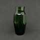 Højde 20 cm.
Fantastisk 
flot 
smaragdgrøn 
vase fra 
1930'erne i 
gennemfarvet 
glas.
Vasen er ...