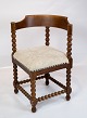 Antik stol med 
udskæringer af 
eg og polstret 
med lyst stof 
fra 1920erne. 
Stolen er i 
flot antik ...