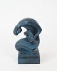 Keramik figur i mørkeblå nuancer fra 1960erne.
5000m2 udstilling.