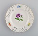Meissen 
tallerken i 
gennembrudt 
porcelæn med 
håndmalede 
blomster og 
gulddekoration. 
...