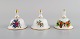 Tre Herend 
bordklokker i 
håndmalet 
porcelæn med 
blomster og 
gulddekoration. 
1980'erne.
Måler: 7 ...